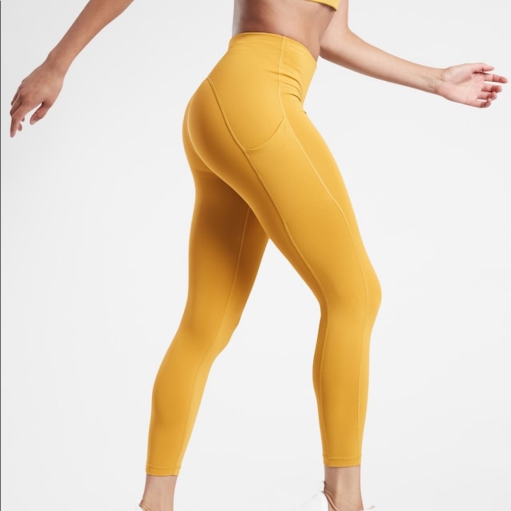 BLACK**Athleta Ultimate Stash Pocket 7/8 Tight